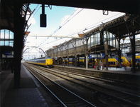 604880 Gezicht op de grotendeels gedemonteerde perronkap tussen de sporen 9 en 11 van het Centraal Station te Utrecht.